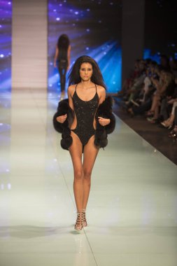 Bir modeli pist Fisico sırasında Cristina Ferrari moda Show Resort 2018 koleksiyonunda Miami moda hafta 2017 Miami'de Buz Sarayı'nda 3 Haziran 2017 üzerinde yürüyor