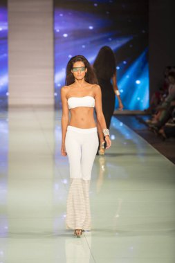 Bir modeli pist Fisico sırasında Cristina Ferrari moda Show Resort 2018 koleksiyonunda Miami moda hafta 2017 Miami'de Buz Sarayı'nda 3 Haziran 2017 üzerinde yürüyor