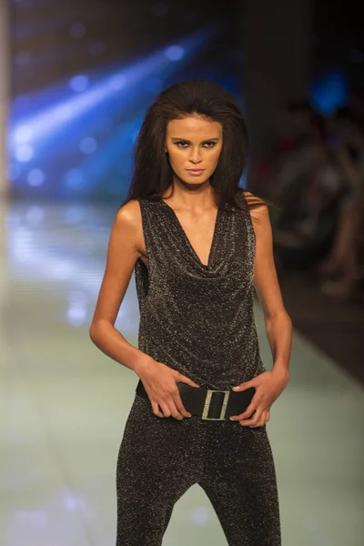 Una Modelo Camina Por Pasarela Durante Fisico Cristina Ferrari Fashion — Foto de Stock