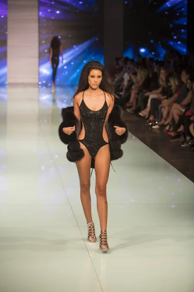 Una Modelo Camina Por Pasarela Durante Fisico Cristina Ferrari Fashion — Foto de Stock