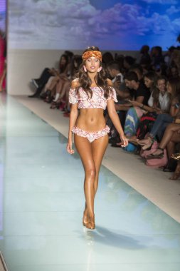 Manken üzerinde 21 Temmuz 2017 Funkshion yüzmek 2017 yılında Miami Beach sırasında Lolli Yüzme yaz 2017 defile için pist yürür