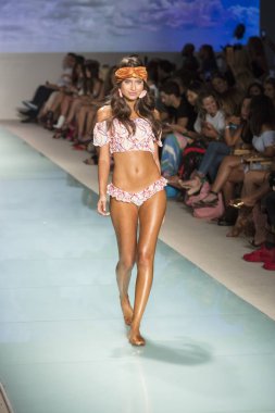 Manken üzerinde 21 Temmuz 2017 Funkshion yüzmek 2017 yılında Miami Beach sırasında Lolli Yüzme yaz 2017 defile için pist yürür