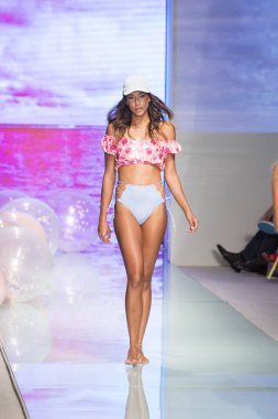 Manken üzerinde 21 Temmuz 2017 Funkshion yüzmek 2017 yılında Miami Beach sırasında Lolli Yüzme yaz 2017 defile için pist yürür