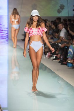 Manken üzerinde 21 Temmuz 2017 Funkshion yüzmek 2017 yılında Miami Beach sırasında Lolli Yüzme yaz 2017 defile için pist yürür