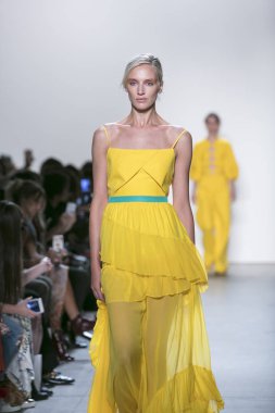 Bir modeli pist Leanne Marshall defile için New York moda hafta bahar yaz 2018 ışıklık Studios Clarkson Square New York'ta 10 Eylül 2017 Tarih boyunca yürür