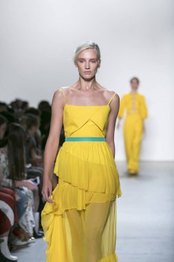 Bir modeli pist Leanne Marshall defile için New York moda hafta bahar yaz 2018 ışıklık Studios Clarkson Square New York'ta 10 Eylül 2017 Tarih boyunca yürür