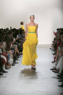 Bir modeli pist Leanne Marshall defile için New York moda hafta bahar yaz 2018 ışıklık Studios Clarkson Square New York'ta 10 Eylül 2017 Tarih boyunca yürür