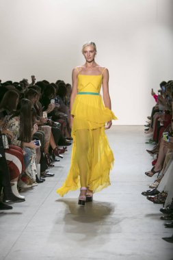 Bir modeli pist Leanne Marshall defile için New York moda hafta bahar yaz 2018 ışıklık Studios Clarkson Square New York'ta 10 Eylül 2017 Tarih boyunca yürür