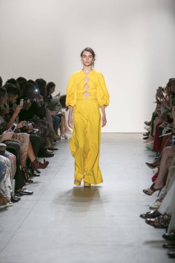 Bir modeli pist Leanne Marshall defile için New York moda hafta bahar yaz 2018 ışıklık Studios Clarkson Square New York'ta 10 Eylül 2017 Tarih boyunca yürür