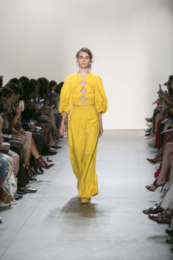 Bir modeli pist Leanne Marshall defile için New York moda hafta bahar yaz 2018 ışıklık Studios Clarkson Square New York'ta 10 Eylül 2017 Tarih boyunca yürür