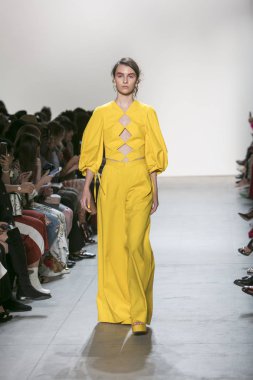 Bir modeli pist Leanne Marshall defile için New York moda hafta bahar yaz 2018 ışıklık Studios Clarkson Square New York'ta 10 Eylül 2017 Tarih boyunca yürür