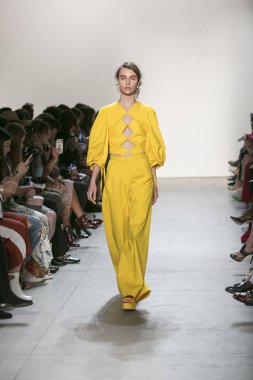 Bir modeli pist Leanne Marshall defile için New York moda hafta bahar yaz 2018 ışıklık Studios Clarkson Square New York'ta 10 Eylül 2017 Tarih boyunca yürür