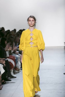 Bir modeli pist Leanne Marshall defile için New York moda hafta bahar yaz 2018 ışıklık Studios Clarkson Square New York'ta 10 Eylül 2017 Tarih boyunca yürür