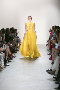 Bir modeli pist Leanne Marshall defile için New York moda hafta bahar yaz 2018 ışıklık Studios Clarkson Square New York'ta 10 Eylül 2017 Tarih boyunca yürür