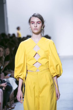 Bir modeli pist Leanne Marshall defile için New York moda hafta bahar yaz 2018 ışıklık Studios Clarkson Square New York'ta 10 Eylül 2017 Tarih boyunca yürür