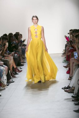 Bir modeli pist Leanne Marshall defile için New York moda hafta bahar yaz 2018 ışıklık Studios Clarkson Square New York'ta 10 Eylül 2017 Tarih boyunca yürür