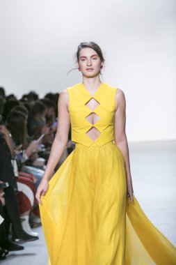 Bir modeli pist Leanne Marshall defile için New York moda hafta bahar yaz 2018 ışıklık Studios Clarkson Square New York'ta 10 Eylül 2017 Tarih boyunca yürür