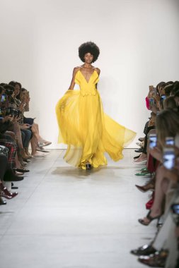 Bir modeli pist Leanne Marshall defile için New York moda hafta bahar yaz 2018 ışıklık Studios Clarkson Square New York'ta 10 Eylül 2017 Tarih boyunca yürür