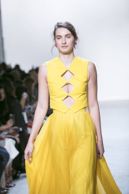 Bir modeli pist Leanne Marshall defile için New York moda hafta bahar yaz 2018 ışıklık Studios Clarkson Square New York'ta 10 Eylül 2017 Tarih boyunca yürür