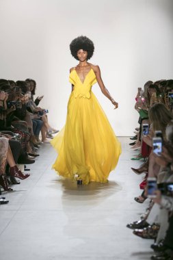 Bir modeli pist Leanne Marshall defile için New York moda hafta bahar yaz 2018 ışıklık Studios Clarkson Square New York'ta 10 Eylül 2017 Tarih boyunca yürür