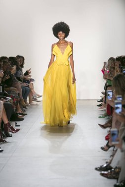 Bir modeli pist Leanne Marshall defile için New York moda hafta bahar yaz 2018 ışıklık Studios Clarkson Square New York'ta 10 Eylül 2017 Tarih boyunca yürür