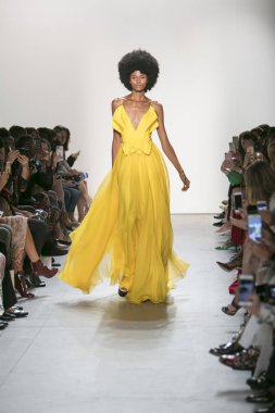 Bir modeli pist Leanne Marshall defile için New York moda hafta bahar yaz 2018 ışıklık Studios Clarkson Square New York'ta 10 Eylül 2017 Tarih boyunca yürür