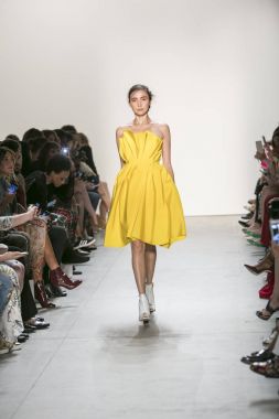 Bir modeli pist Leanne Marshall defile için New York moda hafta bahar yaz 2018 ışıklık Studios Clarkson Square New York'ta 10 Eylül 2017 Tarih boyunca yürür