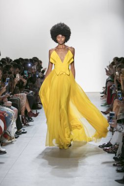 Bir modeli pist Leanne Marshall defile için New York moda hafta bahar yaz 2018 ışıklık Studios Clarkson Square New York'ta 10 Eylül 2017 Tarih boyunca yürür