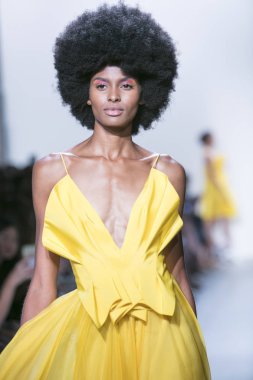 Bir modeli pist Leanne Marshall defile için New York moda hafta bahar yaz 2018 ışıklık Studios Clarkson Square New York'ta 10 Eylül 2017 Tarih boyunca yürür