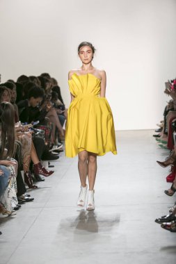 Bir modeli pist Leanne Marshall defile için New York moda hafta bahar yaz 2018 ışıklık Studios Clarkson Square New York'ta 10 Eylül 2017 Tarih boyunca yürür