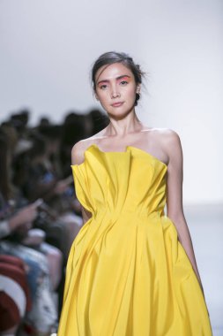 Bir modeli pist Leanne Marshall defile için New York moda hafta bahar yaz 2018 ışıklık Studios Clarkson Square New York'ta 10 Eylül 2017 Tarih boyunca yürür