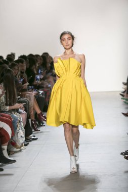 Bir modeli pist Leanne Marshall defile için New York moda hafta bahar yaz 2018 ışıklık Studios Clarkson Square New York'ta 10 Eylül 2017 Tarih boyunca yürür