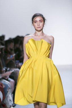 Bir modeli pist Leanne Marshall defile için New York moda hafta bahar yaz 2018 ışıklık Studios Clarkson Square New York'ta 10 Eylül 2017 Tarih boyunca yürür