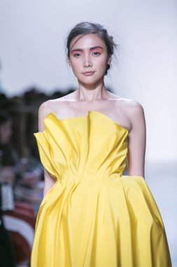 Bir modeli pist Leanne Marshall defile için New York moda hafta bahar yaz 2018 ışıklık Studios Clarkson Square New York'ta 10 Eylül 2017 Tarih boyunca yürür