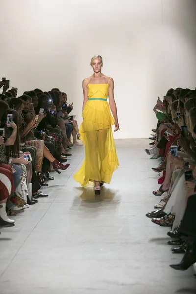 Model Procházky Dráhy Leanne Marshall Fashion Show New Yorku Módní — Stock fotografie