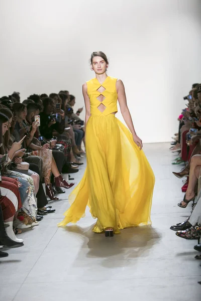 Modell Går Banan För Leanne Marshall Fashion Show New York — Stockfoto