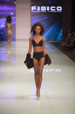 Bir modeli pist Fisico sırasında Cristina Ferrari moda Show Resort 2018 koleksiyonunda Miami moda hafta 2017 Miami'de Buz Sarayı'nda 3 Haziran 2017 üzerinde yürüyor