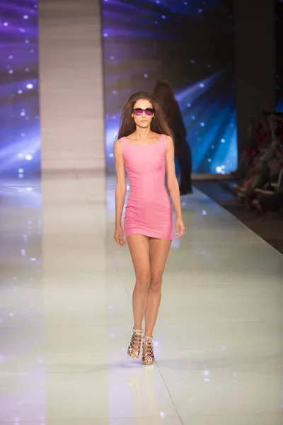 Modelo Caminha Pista Durante Fisico Cristina Ferrari Fashion Show Resort — Fotografia de Stock