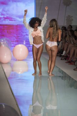 Manken üzerinde 21 Temmuz 2017 Funkshion yüzmek 2017 yılında Miami Beach sırasında Lolli Yüzme yaz 2017 defile için pist yürür