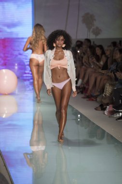 Manken üzerinde 21 Temmuz 2017 Funkshion yüzmek 2017 yılında Miami Beach sırasında Lolli Yüzme yaz 2017 defile için pist yürür