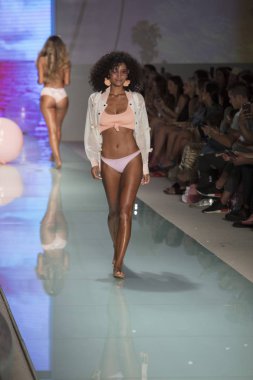 Manken üzerinde 21 Temmuz 2017 Funkshion yüzmek 2017 yılında Miami Beach sırasında Lolli Yüzme yaz 2017 defile için pist yürür