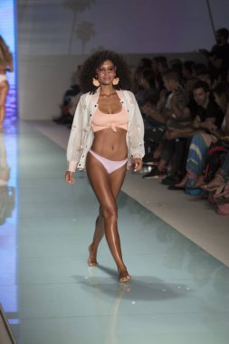 Manken üzerinde 21 Temmuz 2017 Funkshion yüzmek 2017 yılında Miami Beach sırasında Lolli Yüzme yaz 2017 defile için pist yürür