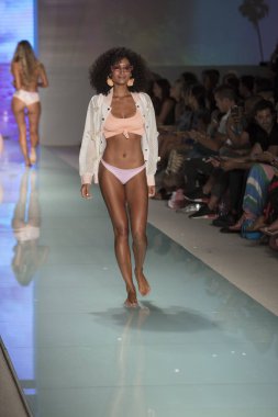Manken üzerinde 21 Temmuz 2017 Funkshion yüzmek 2017 yılında Miami Beach sırasında Lolli Yüzme yaz 2017 defile için pist yürür