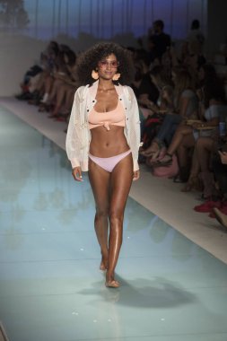 Manken üzerinde 21 Temmuz 2017 Funkshion yüzmek 2017 yılında Miami Beach sırasında Lolli Yüzme yaz 2017 defile için pist yürür