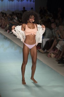 Manken üzerinde 21 Temmuz 2017 Funkshion yüzmek 2017 yılında Miami Beach sırasında Lolli Yüzme yaz 2017 defile için pist yürür