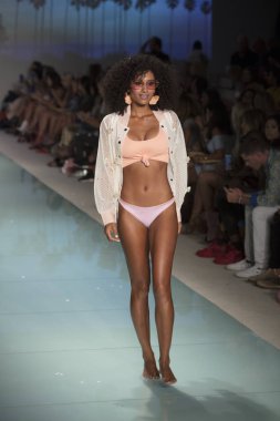Manken üzerinde 21 Temmuz 2017 Funkshion yüzmek 2017 yılında Miami Beach sırasında Lolli Yüzme yaz 2017 defile için pist yürür
