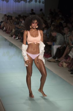 Manken üzerinde 21 Temmuz 2017 Funkshion yüzmek 2017 yılında Miami Beach sırasında Lolli Yüzme yaz 2017 defile için pist yürür