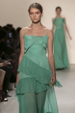 Bir modeli pist Leanne Marshall defile için New York moda hafta bahar yaz 2018 ışıklık Studios Clarkson Square New York'ta 10 Eylül 2017 Tarih boyunca yürür