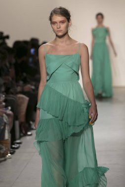 Bir modeli pist Leanne Marshall defile için New York moda hafta bahar yaz 2018 ışıklık Studios Clarkson Square New York'ta 10 Eylül 2017 Tarih boyunca yürür