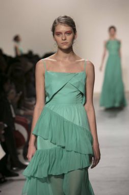 Bir modeli pist Leanne Marshall defile için New York moda hafta bahar yaz 2018 ışıklık Studios Clarkson Square New York'ta 10 Eylül 2017 Tarih boyunca yürür